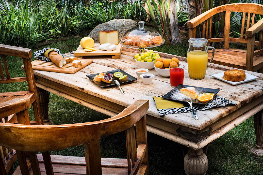 Petit déjeuner dans le jardin