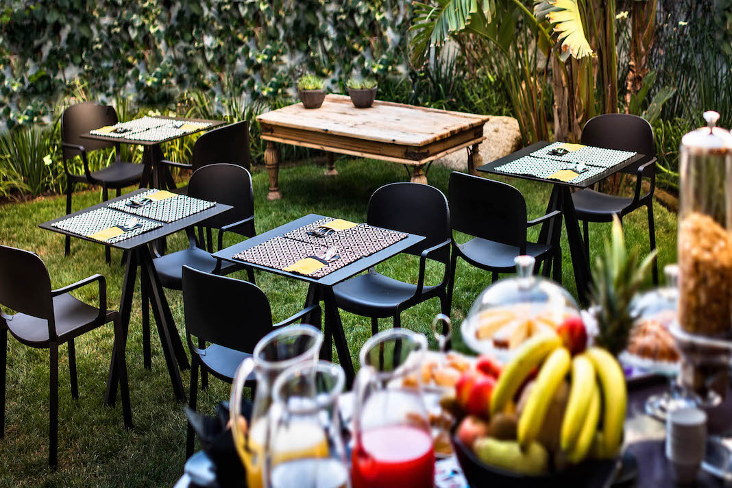 Petit déjeuner dans le jardin